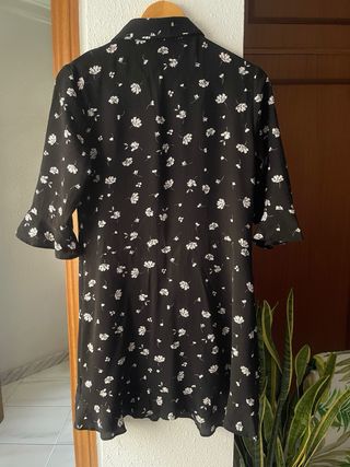 Vestido camisero negro floral blanco Primark