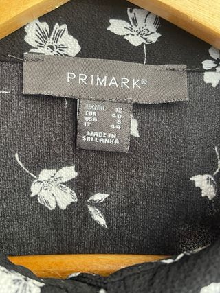 Vestido camisero negro floral blanco Primark