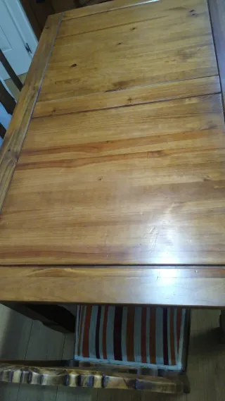 Mesa de comedor de madera