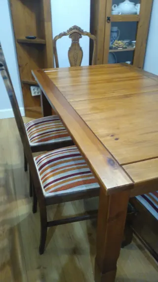 Mesa de comedor de madera