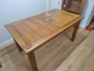 Mesa de comedor de madera