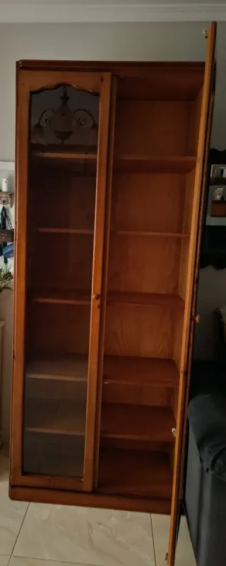 Mueble de pino con puertas de cristal