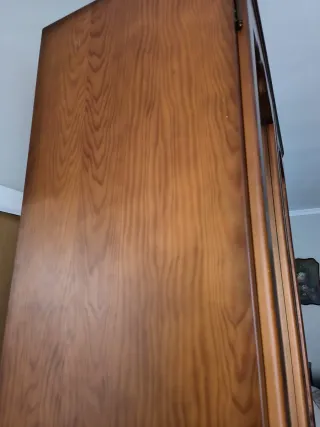 Mueble de pino con puertas de cristal