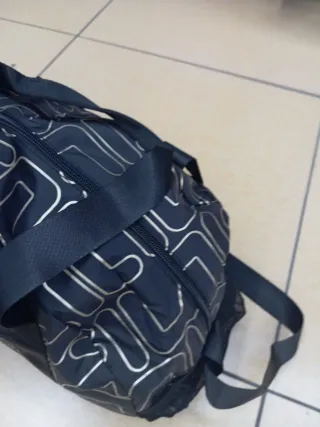Bolsa deportiva Fila negra con estampado