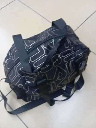 Bolsa deportiva Fila negra con estampado