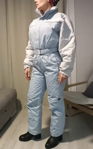 Mono de nieve azul y blanco