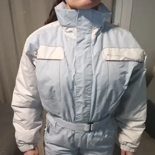 Mono de nieve azul y blanco