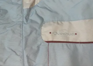 Mono de nieve azul y blanco