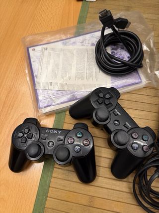 Playstation 3 con 2 mandos y caja