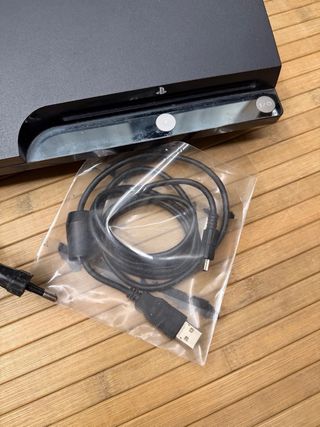 Playstation 3 con 2 mandos y caja