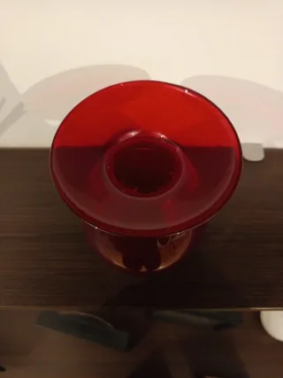 Jarrón de cristal rojo