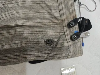 Pantalón de lino beige y gris