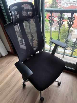 Silla de oficina ergonómica negra