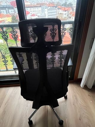 Silla de oficina ergonómica negra