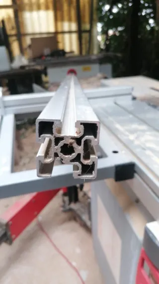 Regla de aluminio para sierra