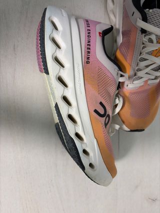 On Cloudsurfer Next Naranja/Rosa