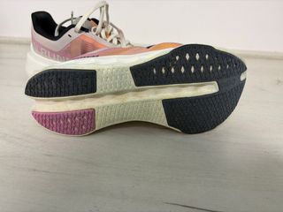 On Cloudsurfer Next Naranja/Rosa