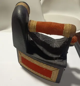 Plancha antigua de carbón decorada