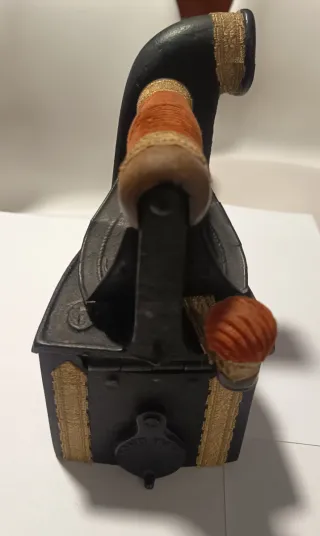 Plancha antigua de carbón decorada