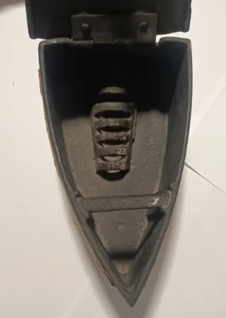 Plancha antigua de carbón decorada