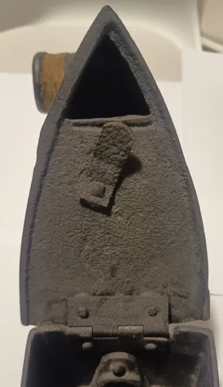 Plancha antigua de carbón decorada