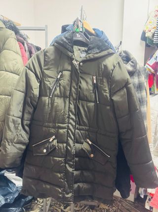 Chaqueta azul con capucha y pelo