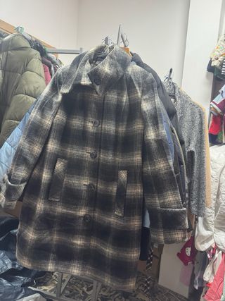 Chaqueta azul con capucha y pelo