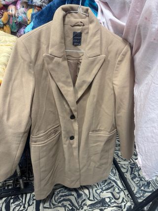 Chaqueta azul con capucha y pelo