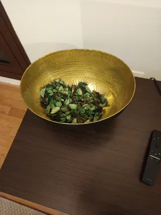 Jarrón Metálico Negro y Dorado