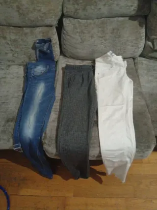 Pantalones vaqueros, grises y blancos
