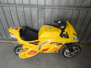 Moto correpasillos amarilla