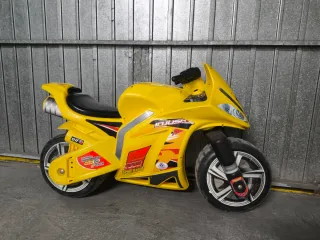 Moto correpasillos amarilla