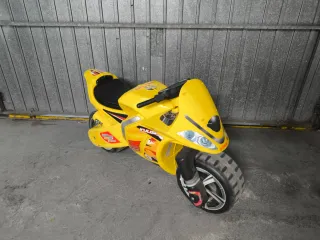 Moto correpasillos amarilla