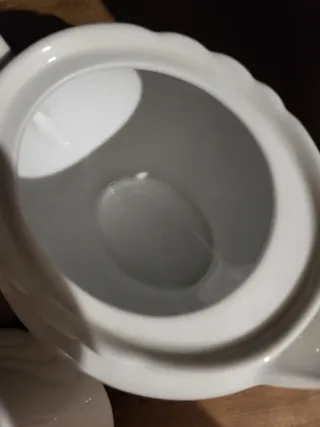 Teiera in porcellana bianca