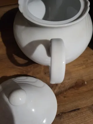 Teiera in porcellana bianca