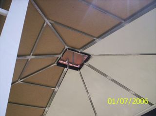 Pérgola de jardín 3x3x3m con tejas alquitrán rojo.