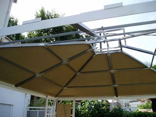 Pérgola de jardín 3x3x3m con tejas alquitrán rojo.