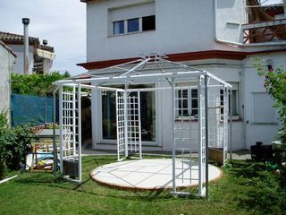 Pérgola de jardín 3x3x3m con tejas alquitrán rojo.