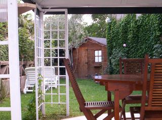 Pérgola de jardín 3x3x3m con tejas alquitrán rojo.