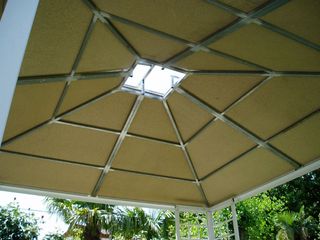 Pérgola de jardín 3x3x3m con tejas alquitrán rojo.