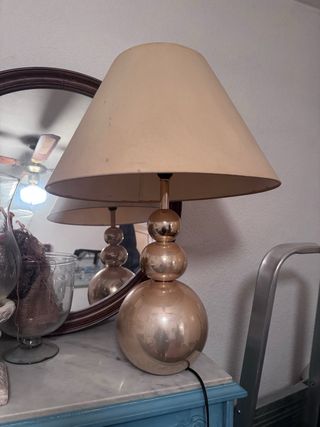 Lámpara de mesa dorada y beige
