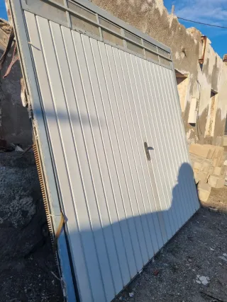 Puerta de garaje metálica blanca