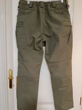 Pantalón caza impermeable forrado. 44*55*109