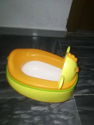 Orinal infantil amarillo con forma de gallina