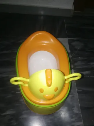 Orinal infantil amarillo con forma de gallina