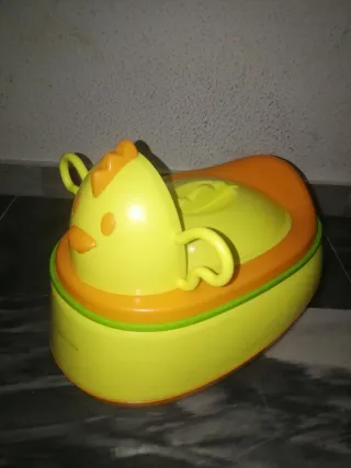 Orinal infantil amarillo con forma de gallina