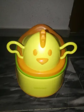 Orinal infantil amarillo con forma de gallina