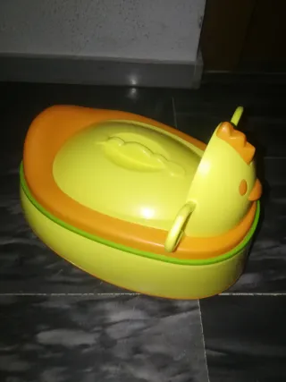 Orinal infantil amarillo con forma de gallina
