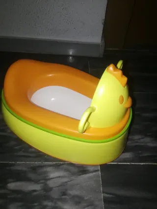 Orinal infantil amarillo con forma de gallina