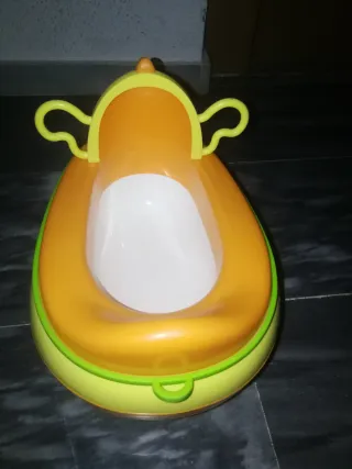 Orinal infantil amarillo con forma de gallina